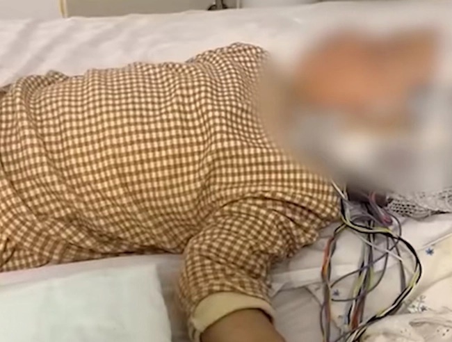 Bé 1 tuổi ngất xỉu phải nhập viện vì mẹ không cho nghịch ngợm-1