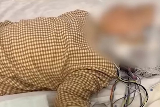 Bé 1 tuổi ngất xỉu phải nhập viện vì mẹ không cho nghịch ngợm