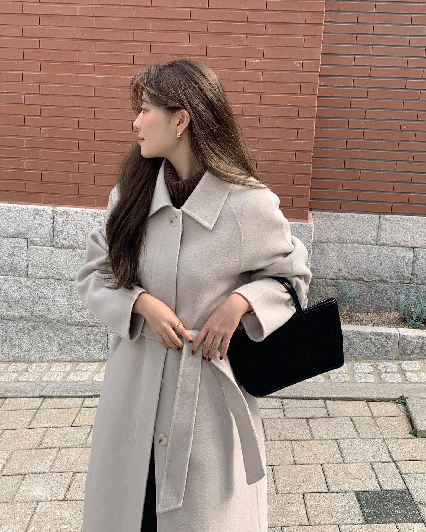 4 mẫu áo phù hợp để diện bên trong áo khoác dáng dài-1