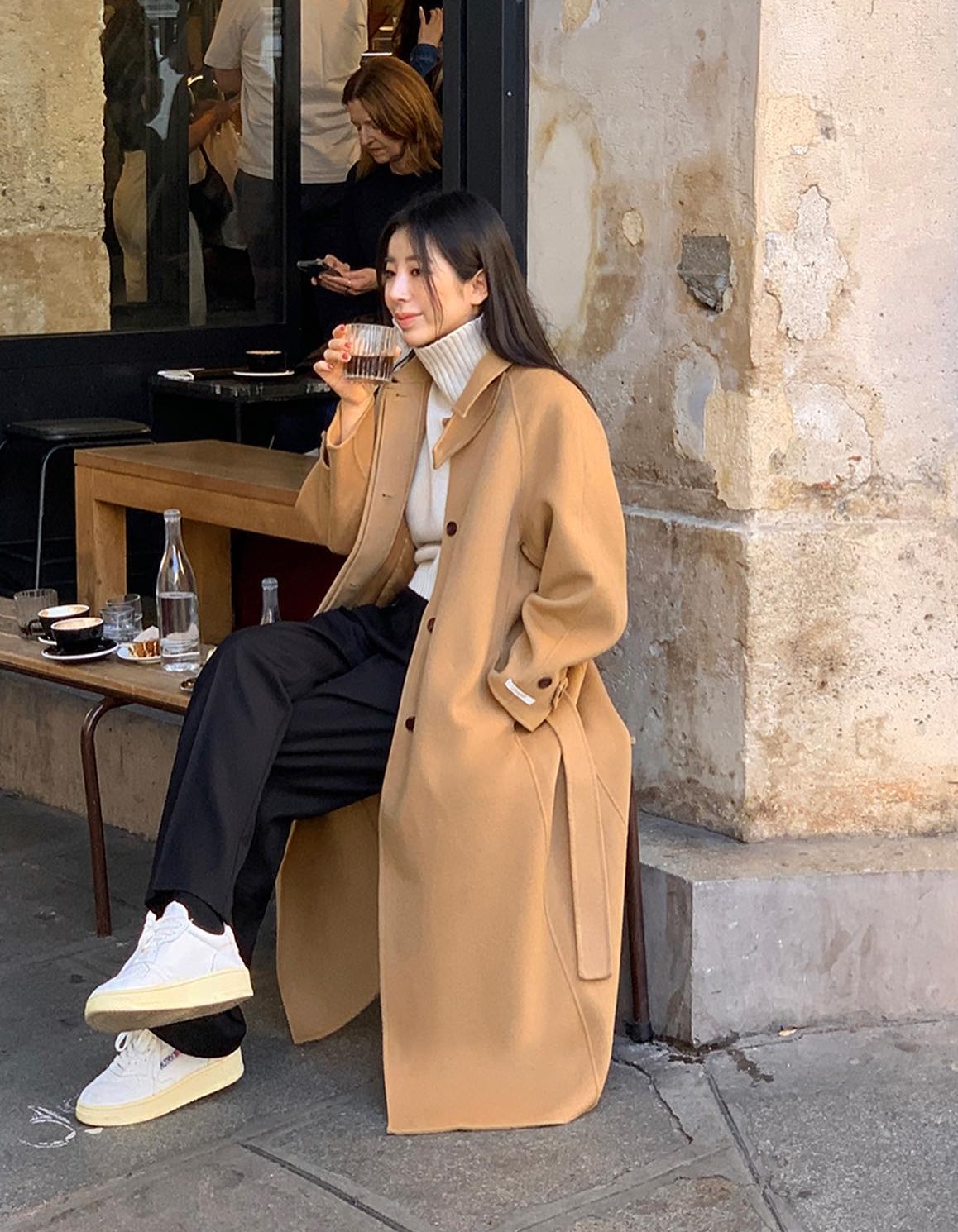 4 mẫu áo phù hợp để diện bên trong áo khoác dáng dài-2