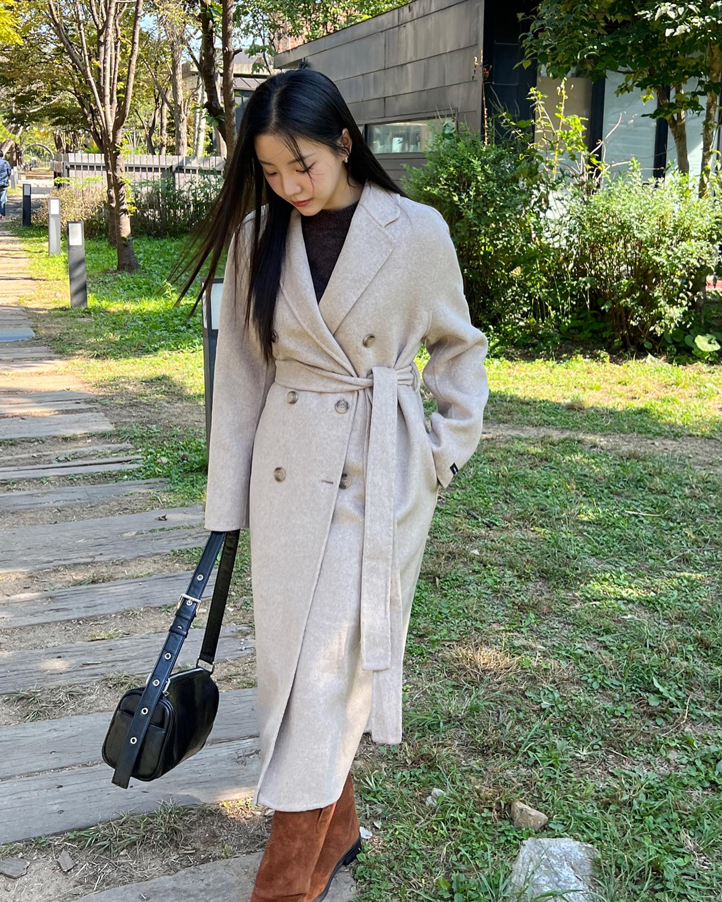 4 mẫu áo phù hợp để diện bên trong áo khoác dáng dài-3