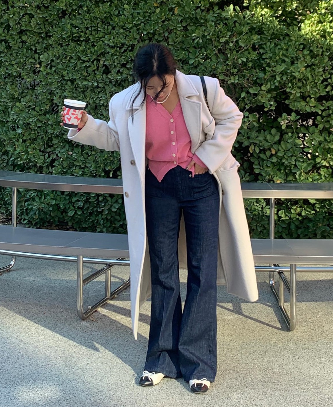 4 mẫu áo phù hợp để diện bên trong áo khoác dáng dài-4