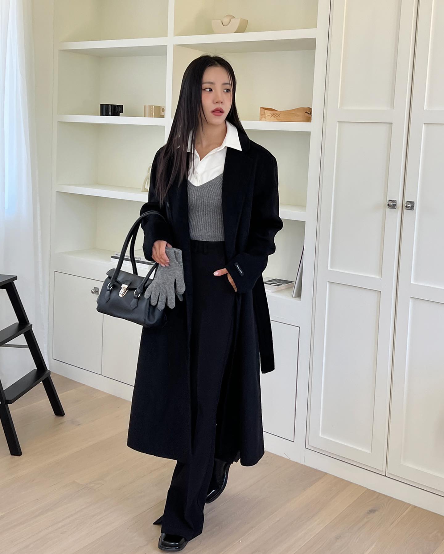 4 mẫu áo phù hợp để diện bên trong áo khoác dáng dài-6