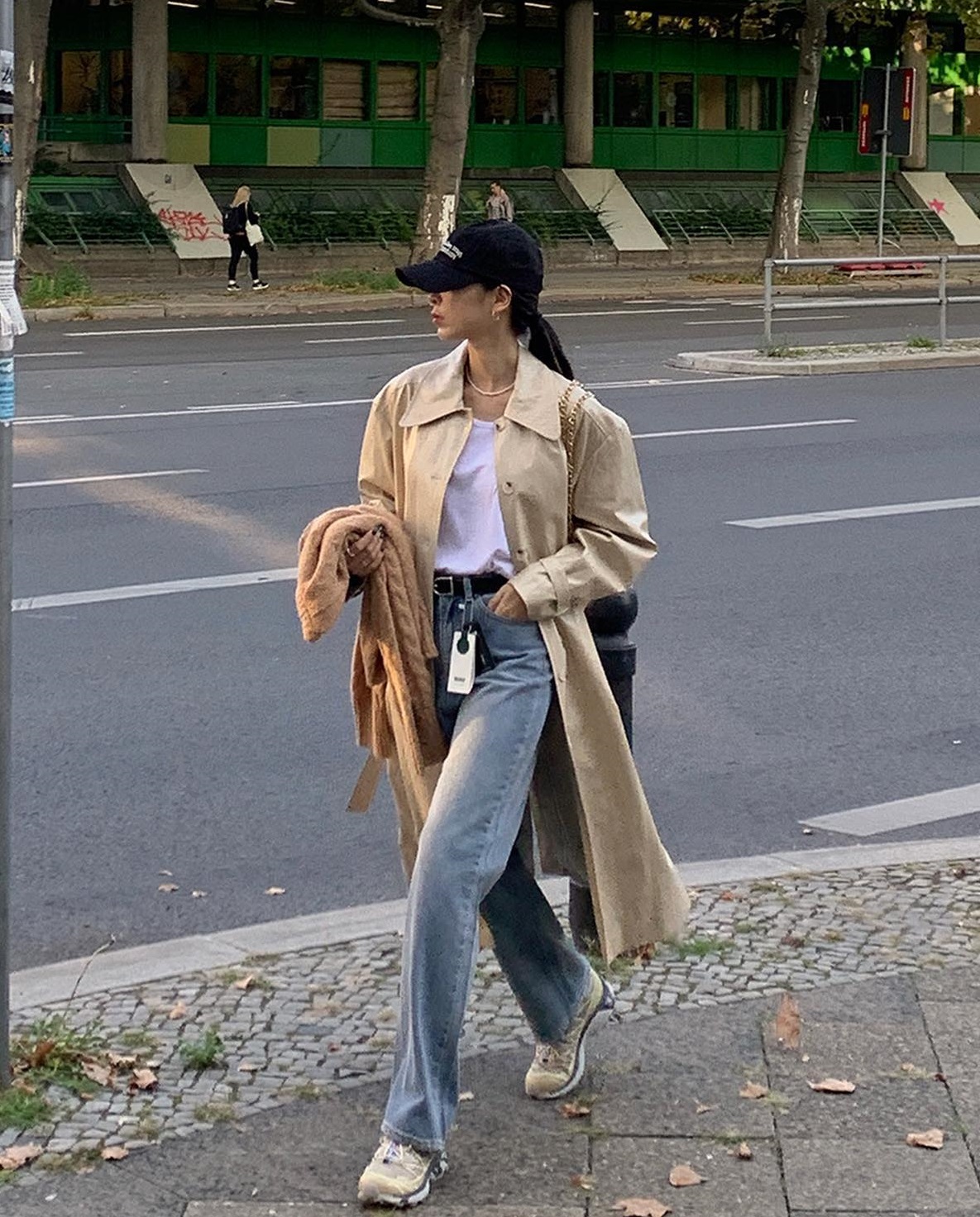 4 mẫu áo phù hợp để diện bên trong áo khoác dáng dài-9