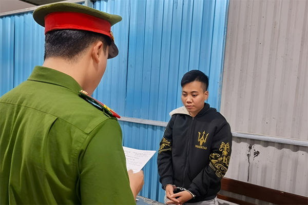 Quái xế bốc đầu xe điện chạy giữa phố Hà Nội-4