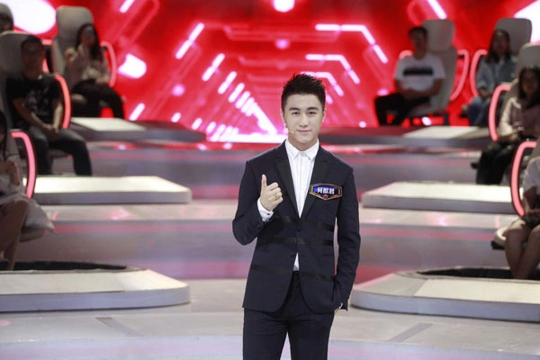 Thiếu gia nhà vua sòng bài Macau lộ tuổi thơ khó tin: Mỗi ngày chỉ được cho 16.000 đồng, luôn đi xe bus đến trường, smartphone chỉ có trong mơ-3