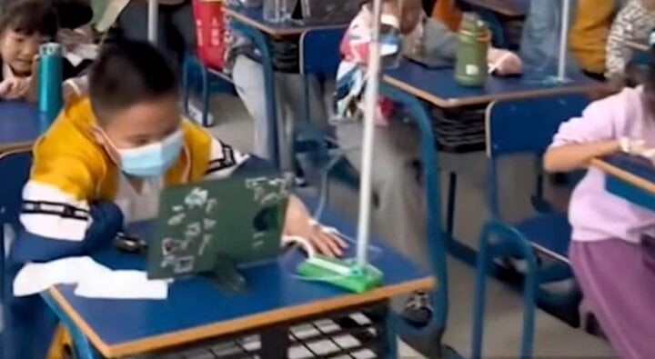 Tranh cãi gắt cảnh học sinh vừa truyền nước ở bệnh viện vừa làm bài tập về nhà-2