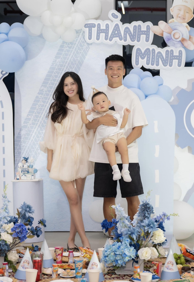 Vợ Thành Chung khoe mặt mộc, nhan sắc có khác khi lên đồ đi ăn cưới Doãn Hải My và Đoàn Văn Hậu?-4