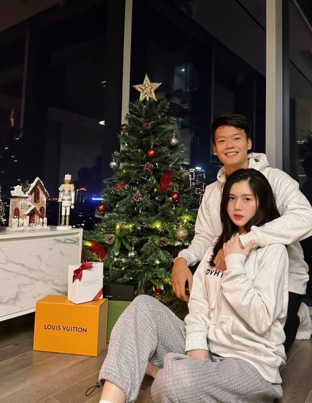 Vợ Thành Chung khoe mặt mộc, nhan sắc có khác khi lên đồ đi ăn cưới Doãn Hải My và Đoàn Văn Hậu?-6