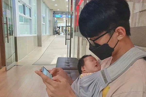 Hai mẹ con bị chụp lén trên tàu điện ngầm, nhiều năm trôi qua, dư luận vẫn nức nở khen: Đứa trẻ quá may mắn khi có mẹ như vậy!-2