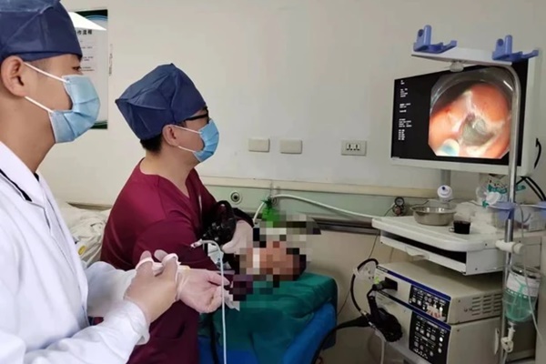 Cô gái 20 tuổi bị chẩn đoán mắc ung thư dạ dày chỉ sau nửa năm uống nước kiểu này, bác sĩ cảnh báo thói quen nguy hại-4