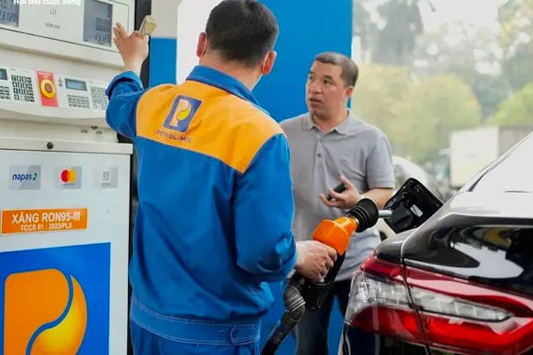 Giá xăng giảm thêm lần nữa vào chiều mai?-1