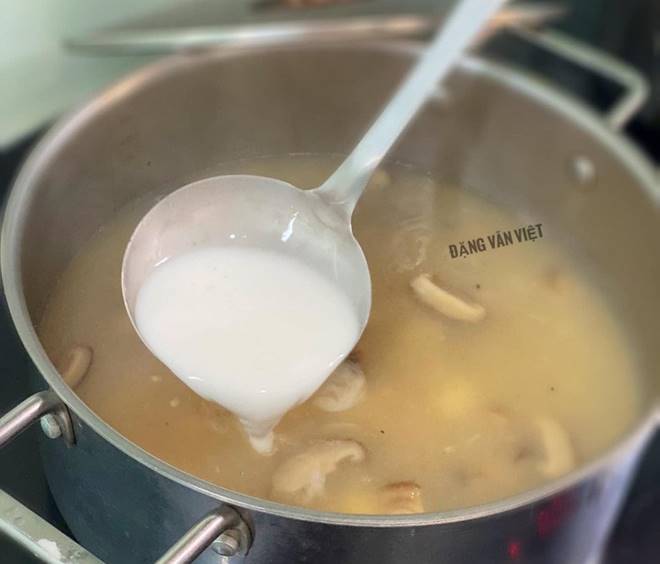 Cách làm bánh canh phồng tôm thơm ngon, ăn là mê đang hot trên mạng xã hội-3