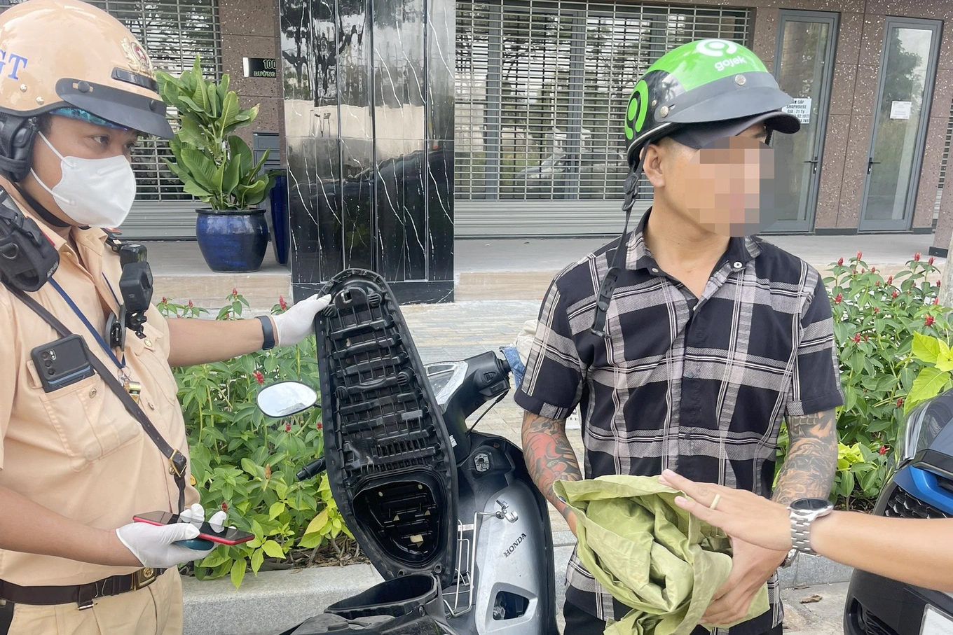 Tài xế dương tính với chất ma túy khai cắn viên nén giống kẹo-1