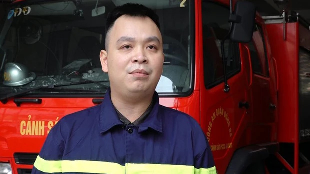 Chiến sĩ cảnh sát PCCC kể lại phút sinh tử cứu hai bà cháu kẹt trong vụ cháy nhà 5 tầng ở Hà Nội-2