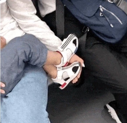 Hai mẹ con bị chụp lén trên tàu điện ngầm, nhiều năm trôi qua, dư luận vẫn nức nở khen: Đứa trẻ quá may mắn khi có mẹ như vậy!-1