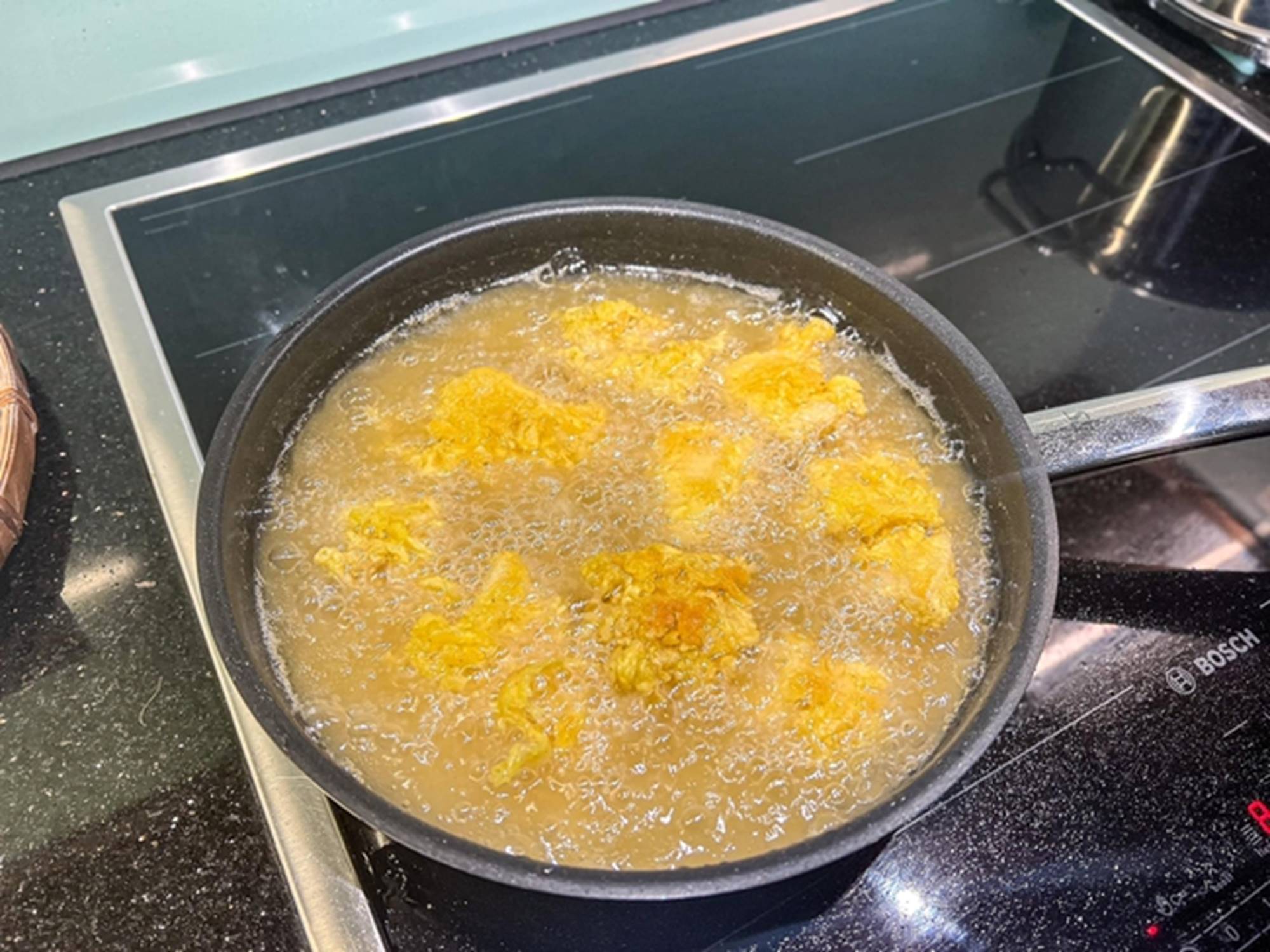 Để làm gà viên chiên giòn rụm như ngoài hàng, đừng bỏ qua công thức pha bột này-4