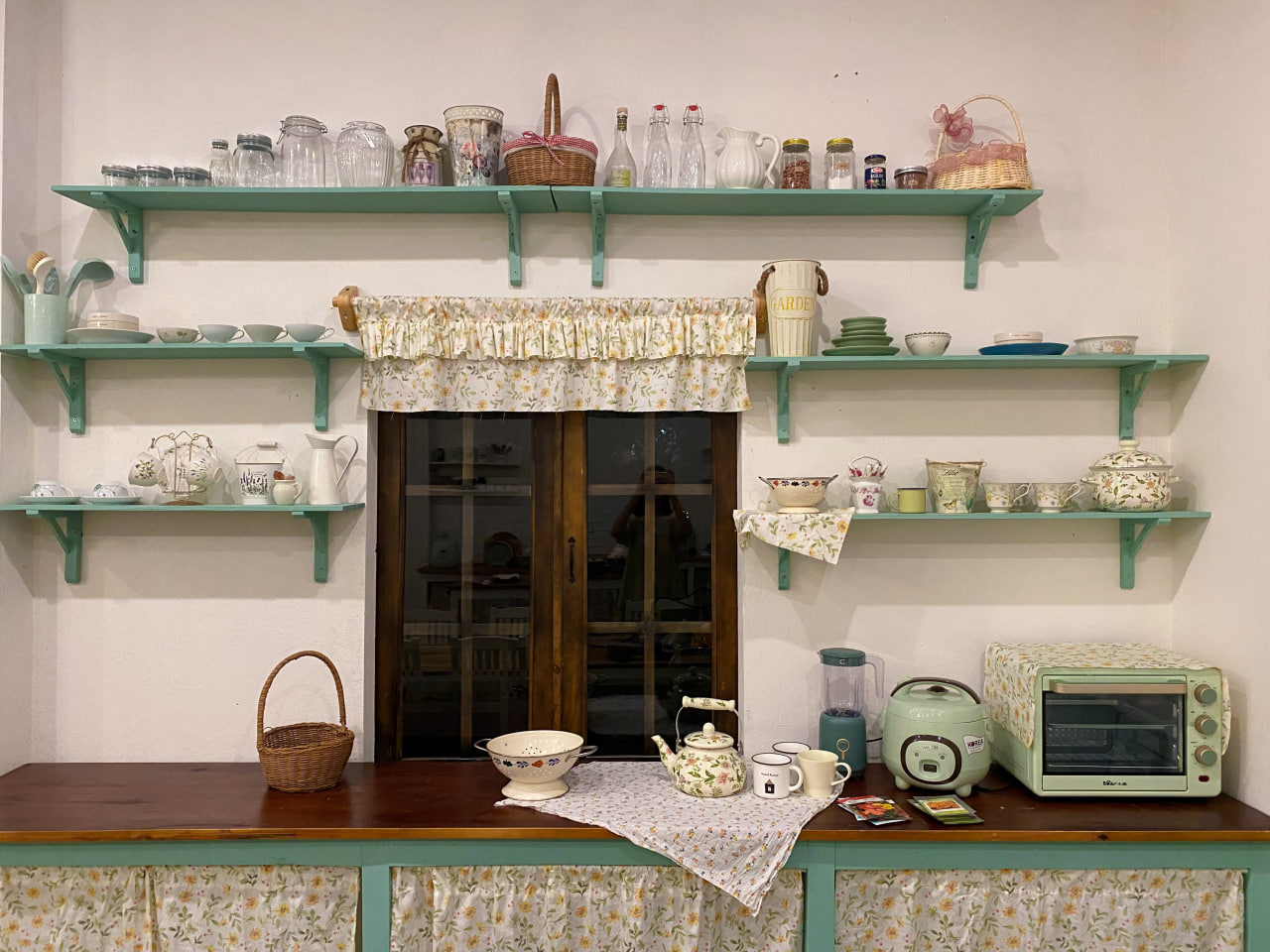 Góc bếp nhỏ được thiết kế theo phong cách farmhouse, đẹp như trong phim chỉ với 3 triệu đồng-10