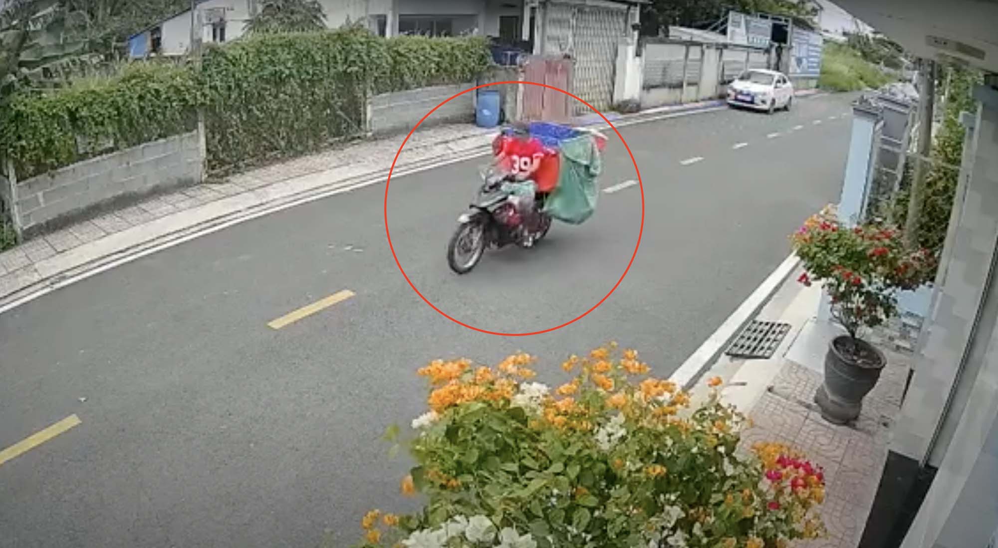 Tên trộm xe hàng của shipper hết chối cãi trước dấu vết đặc biệt khi cảnh sát đưa ra-2