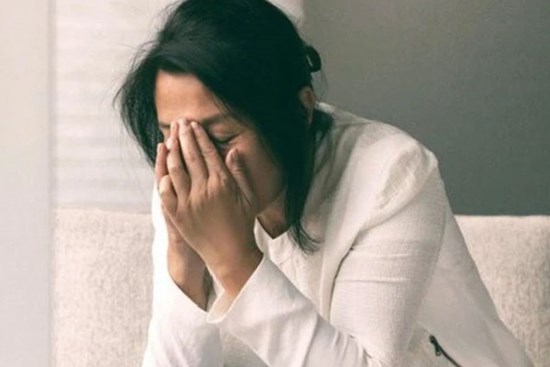 Từ ngày công ty có nhân viên mới, tôi lo đến mất ăn mất ngủ