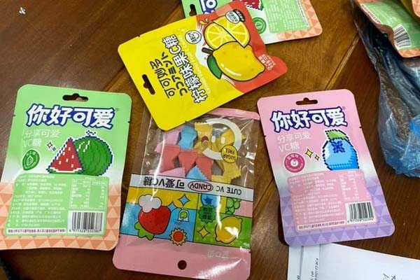 11 học sinh Hà Nội đau đầu, buồn nôn sau khi ăn kẹo lạ-2