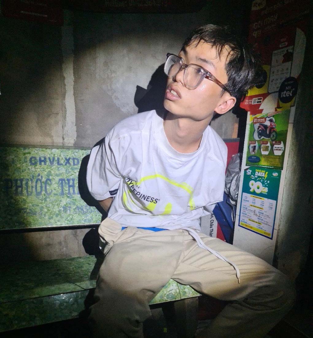 Hai tên cướp tiệm vàng nổ nhiều phát súng, nam sinh khai được chia 5 triệu-1