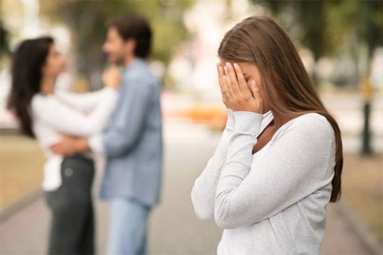 Bạn trai cũ kết hôn, tôi bất ngờ khi thấy cô dâu trong ảnh cưới