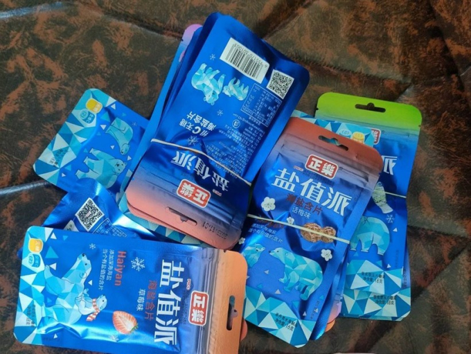 Xảy ra nhiều vụ học sinh ngộ độc sau khi ăn kẹo lạ bán trước cổng trường, các địa phương chỉ đạo khẩn-2