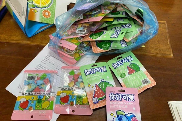 Vụ 11 học sinh nghi ngộ độc do ăn kẹo lạ, người phụ nữ bán kẹo trước trường nói gì?-3