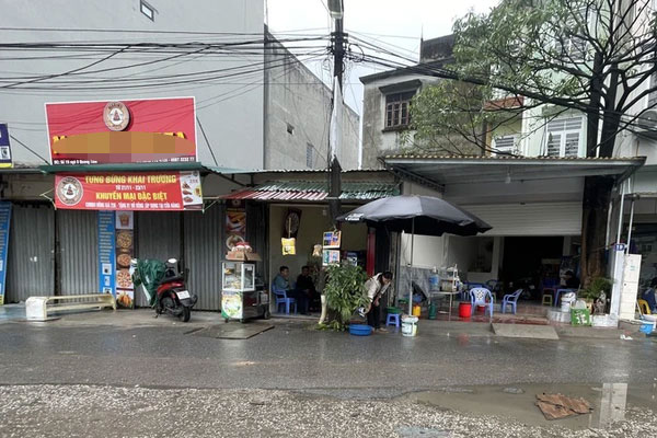 Vụ 11 học sinh nghi ngộ độc do ăn kẹo lạ, người phụ nữ bán kẹo trước trường nói gì?-1