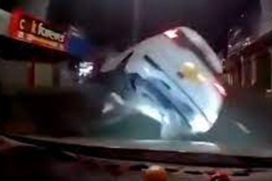 Ô tô bất ngờ đâm vào dải phân cách lật ngang ra đường