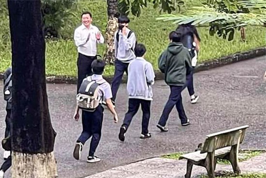 Hành động của thầy hiệu trưởng nhận