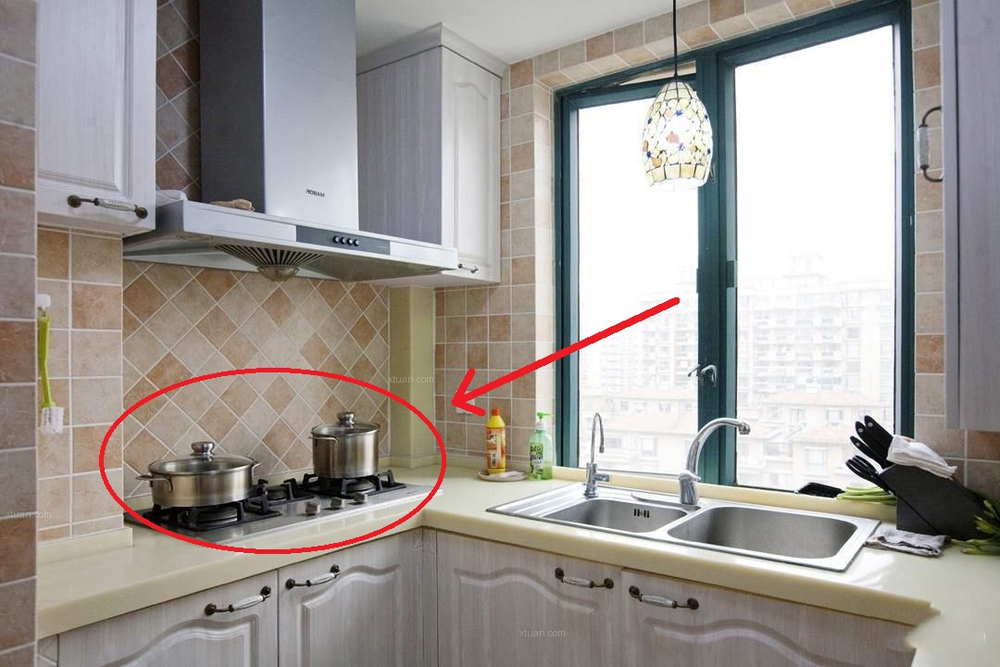Chuyên gia phong thủy nhắc nhở: Nhà chật hẹp mấy cũng không nên đặt bếp theo 3 cách này!-1