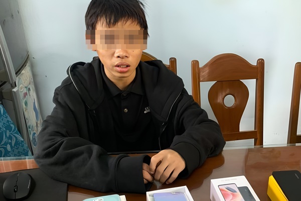 Đạo chích 16 tuổi trèo lên mái nhà, phá la phông đột nhập cửa hàng điện thoại-1