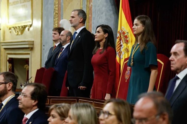 Công chúa đẹp nhất châu Âu xuất hiện lộng lẫy trong trang phục mang màu sắc Giáng Sinh-1