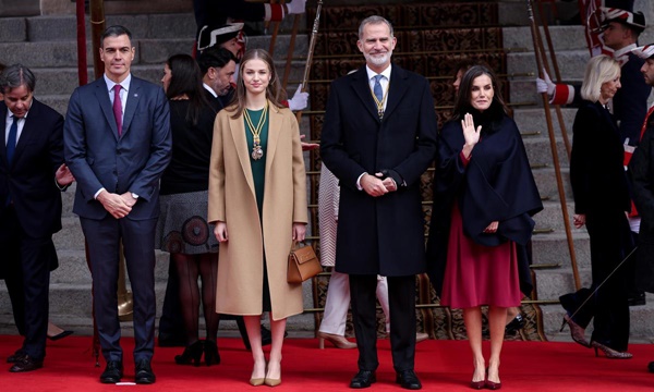 Công chúa đẹp nhất châu Âu xuất hiện lộng lẫy trong trang phục mang màu sắc Giáng Sinh-2