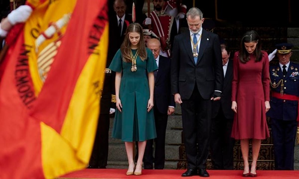 Công chúa đẹp nhất châu Âu xuất hiện lộng lẫy trong trang phục mang màu sắc Giáng Sinh-3