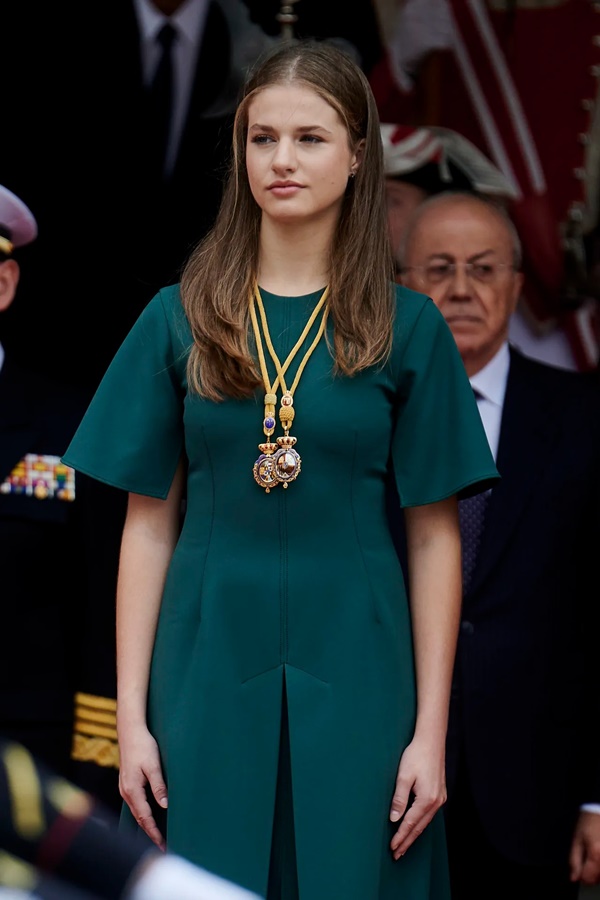 Công chúa đẹp nhất châu Âu xuất hiện lộng lẫy trong trang phục mang màu sắc Giáng Sinh-6