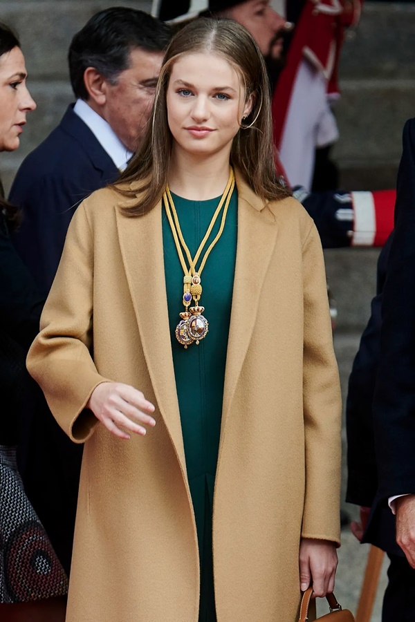 Công chúa đẹp nhất châu Âu xuất hiện lộng lẫy trong trang phục mang màu sắc Giáng Sinh-8