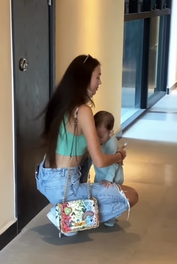 Vợ mẫu tây Bùi Tiến Dũng quyến luyến con trai trước giờ đi diễn, biến hình bất ngờ khi lên sân khấu-2