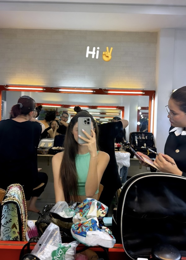 Vợ mẫu tây Bùi Tiến Dũng quyến luyến con trai trước giờ đi diễn, biến hình bất ngờ khi lên sân khấu-3