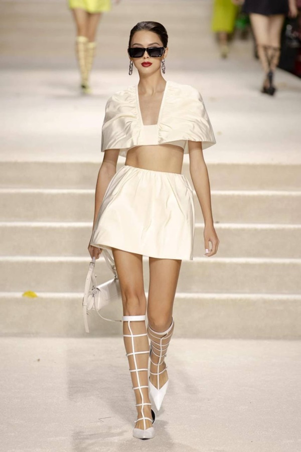 Vợ mẫu tây Bùi Tiến Dũng quyến luyến con trai trước giờ đi diễn, biến hình bất ngờ khi lên sân khấu-4