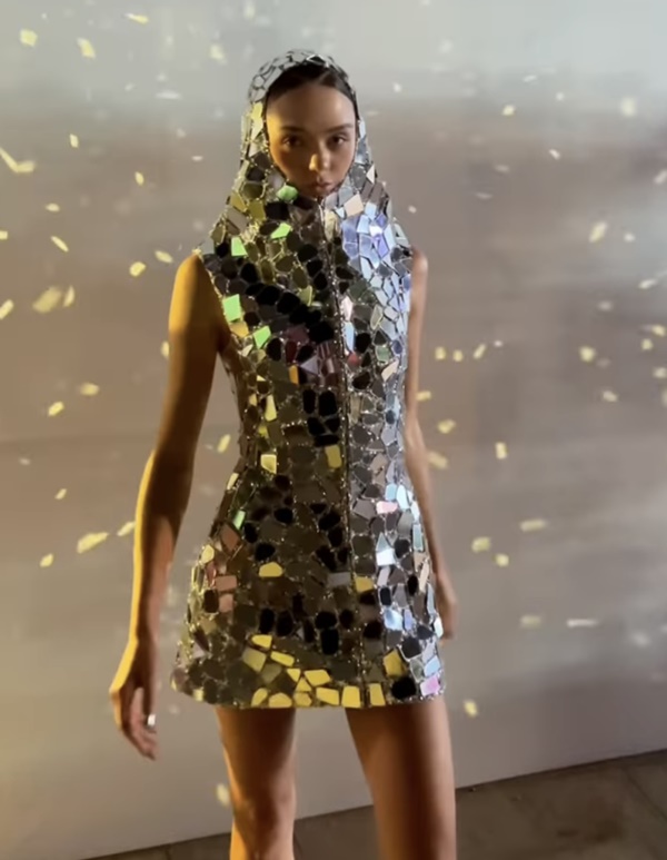 Vợ mẫu tây Bùi Tiến Dũng quyến luyến con trai trước giờ đi diễn, biến hình bất ngờ khi lên sân khấu-6