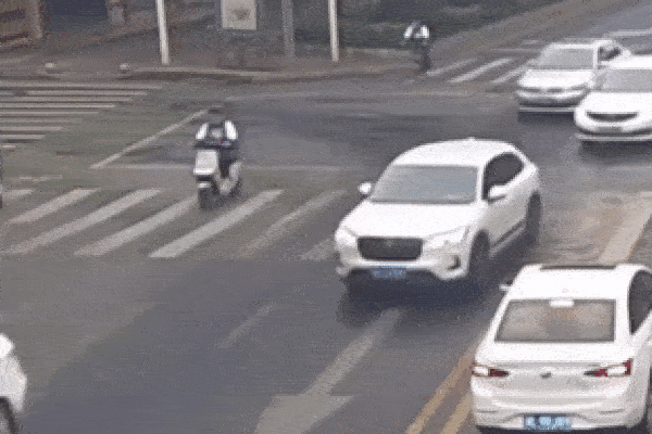Clip: Tài xế ô tô đánh lái khẩn cấp, tránh xe máy cắt mặt sang đường-1
