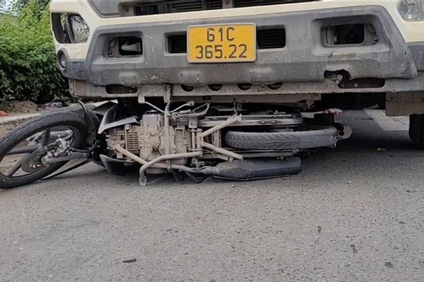 Xe bồn tông nhiều xe máy dừng đèn đỏ ở Bình Dương-1