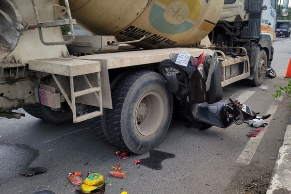 Xe bồn tông nhiều xe máy dừng đèn đỏ ở Bình Dương-2