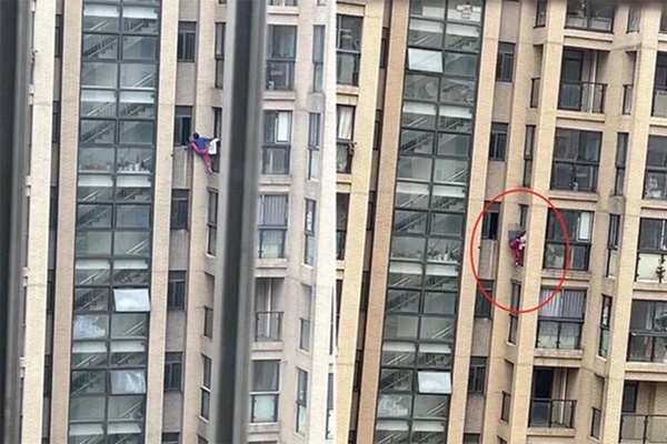 Quên chìa khóa, bà lão trèo cửa sổ vào nhà và bị treo lơ lửng ở tầng 14-1