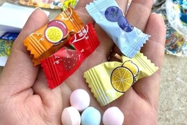 Nhiều học sinh ngộ độc khi ăn kẹo lạ, bác sĩ chỉ cha mẹ cách xử trí-1