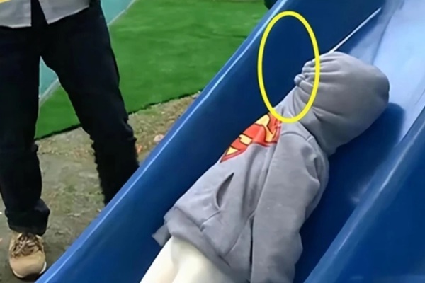 Cô giáo gửi ảnh học sinh, mẹ xem xong thấy hối hận: Trẻ đi học mầm non thực sự không nên mặc 3 loại quần áo này-3