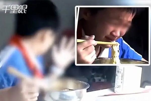 Ông nội cắn cháu trai để phạt tội rửa bát chậm, dư luận bùng cơn giận dữ-1